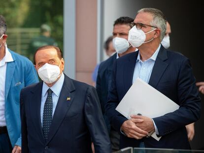 Silvio Berlusconi y Alberto Zangrillo tras la salida del exprimer ministro del hospital de San Raffaele.