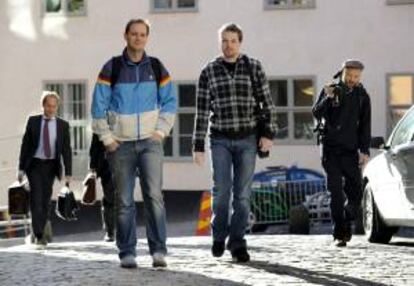 Dos fundadores del portal "The Pirate Bay", uno de los principales en el mundo para intercambiar y descargar archivos, Fredrik Neij (d) y Peter Sunde (i) llegan a la Corte de Apelación de Svea en Estocolmo, Suecia, para su jucio de apelación el 28 de septiembre de 2010. EFE/Archivo