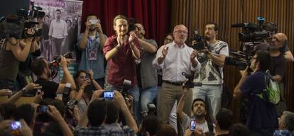 Pablo Iglesias, junto al candidato a la Generalitat, Antonio Montiel, en la facultad de Geografía de la Univesitat de València.