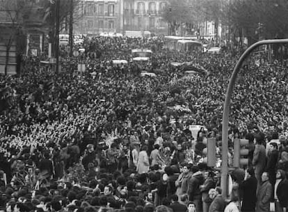 Multitud congregada en torno al Palacio de Justicia donde se inició el cortejo fúnebre de varias de las víctimas del atentado de la calle Atocha.