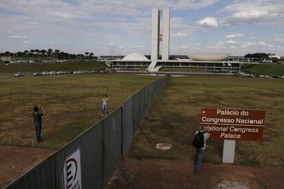 Muro colocado diante do Congresso, em Brasília, para separar os manifestantes contra e a favor do Governo.