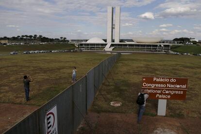 Muro colocado diante do Congresso, em Bras&iacute;lia, para separar os manifestantes contra e a favor do Governo. 