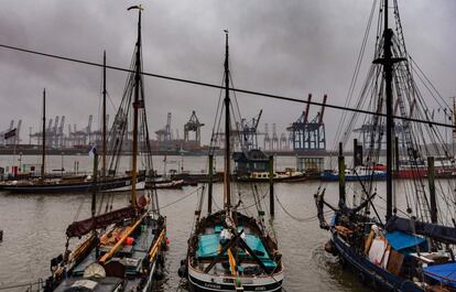 Varios barcos permanecen amarrados en el museo portuario de Oevelgoenne, en el puerto de Hamburgo (Alemania).