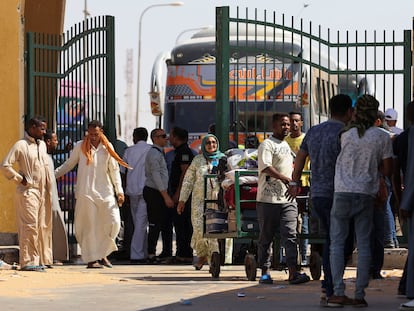 Personas que huyen de Sudán llegan este viernes a Argeen, localidad fronteriza con Egipto.