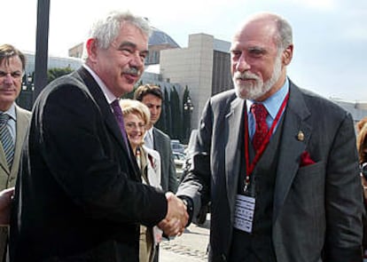El president de la Generalitat, Pasqual Maragall, junto a Vinton Cerf, uno de los padres de Internet, en Barcelona.