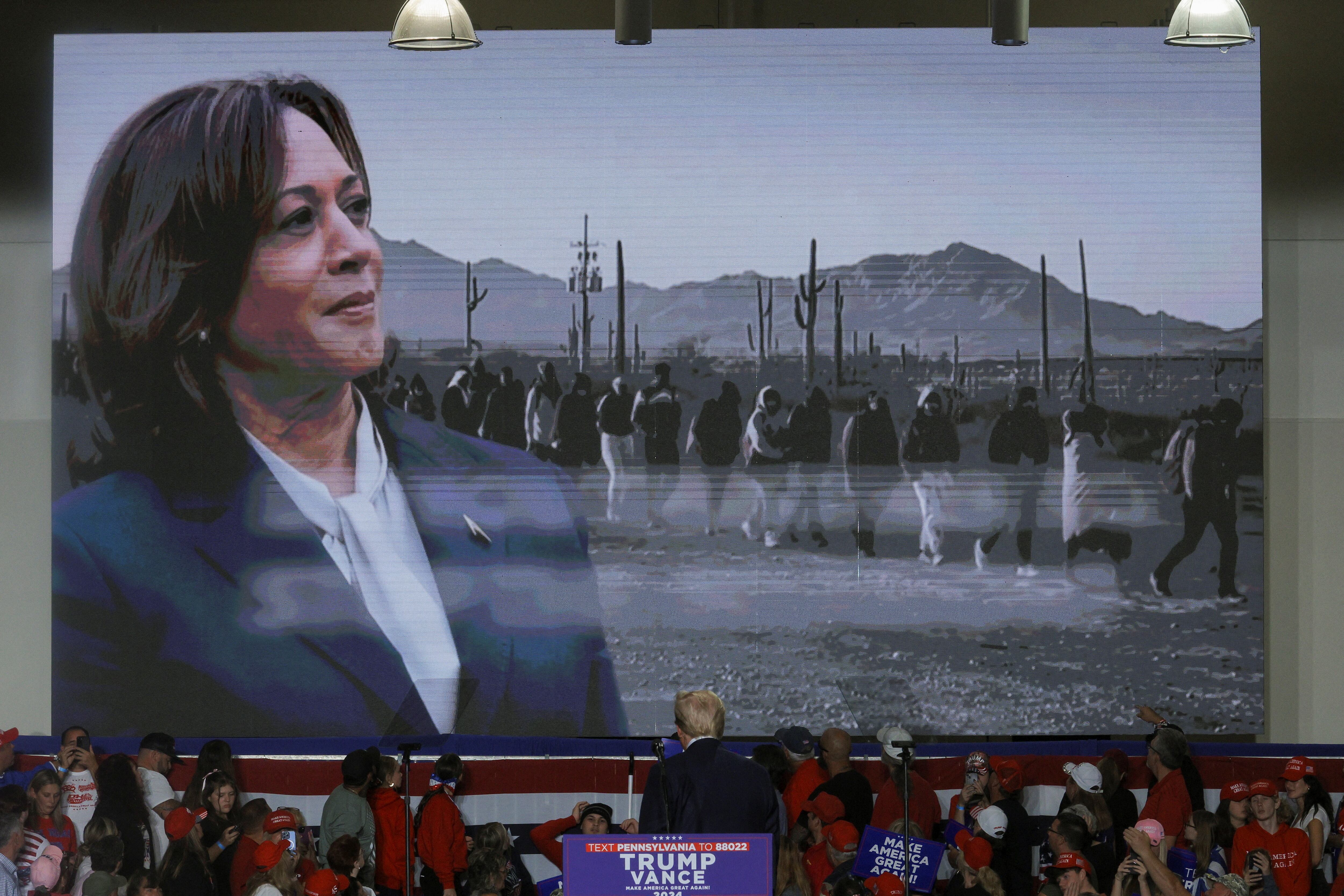 Donald Trump mira un video de Kamala Harris durante un mitin en Erie, Pensilvania.