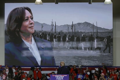 Donald Trump mira un video de Kamala Harris durante un mitin en Erie, Pensilvania.