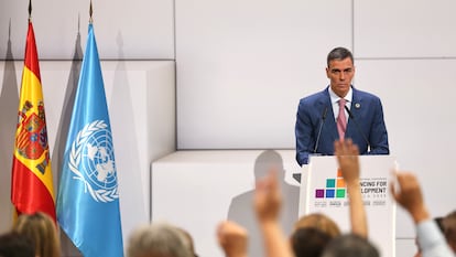 Pedro Sánchez responde a preguntas de la prensa este lunes en la conferencia de la ONU en Sevilla. 