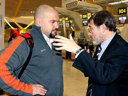 Manolo Martínez charla con el secretario de Estado para el Deporte, Jaime Lissavetzsky, en el aeropuerto de Barajas antes de viajar a Birmingham.