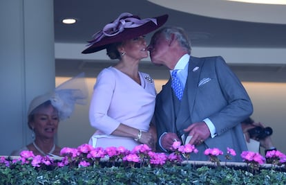 El príncipe Carlos besa a su cuñada, Sofía de Wessex, esposa del príncipe Eduardo, en el primer día de carreras de Ascot.