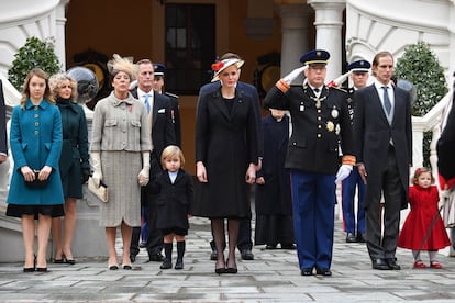 De izquierda a derecha, la princesa Alexandra, la princesa Carolina, la princesa Charlenne, el príncipe Alberto y Andrea Casiragui y su hija India.