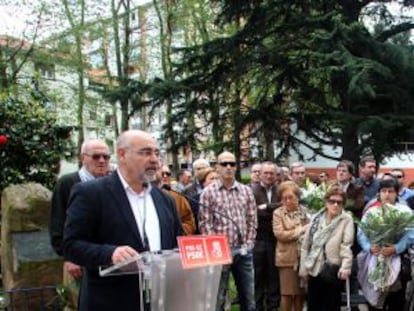 José Antonio Pastor en el homenaje a sus militantes Maite Torrano y Félix Peña, asesinados en 1986.