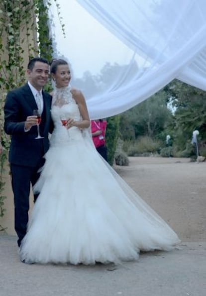 Núria Cunillera y Xavi Hernández posan después de contraer matrimonio.