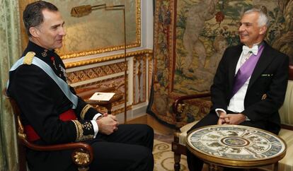 El nuevo embajador de Italia, Stefano Sannino, con el rey Felipe VI en el Palacio Real.