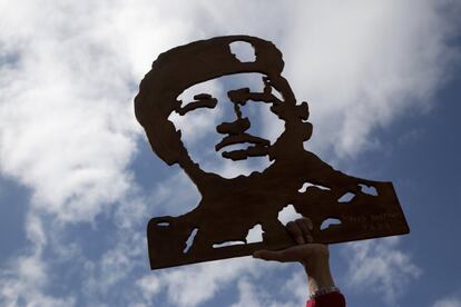Una imagen del expresidente venezolano Hugo Chávez es alzada durante la manifestación.