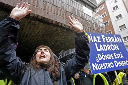 Protesta de los trabajadores de Air Comet ante la sede de la CEOE.