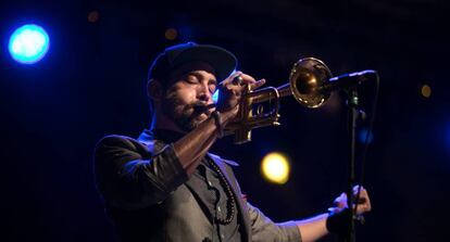 Raynald Colom durante su actuación en el Barcelona Jazz All Stars en la Avenida de la Catedral, la primera noche de la Mercè.