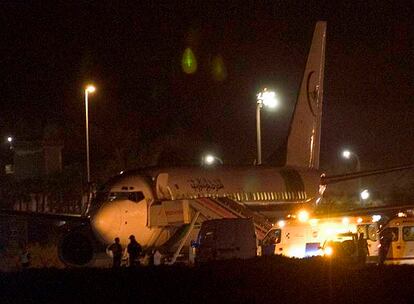 El avión de Air Mauritanie, tras aterrizar anoche en Las Palmas con 79 personas a bordo.