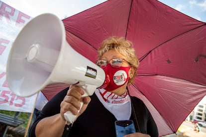 Karina Nuñez, durante la manifestación de la Organización de Trabajadores Sexuales del Uruguay (OTRAS) en el Palacio Legislativo en Montevideo. Esta organización ha presentado propuestas de reforma a la ley 17.515 que regula el trabajo sexual.