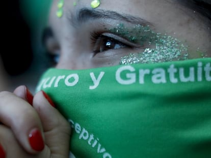 Mulher emocionada depois da decisão da Câmara dos Deputados da Argentina de aprovar o projeto de lei que permite o acesso livre e legal ao aborto.