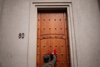 Este 11 de septiembre, Chile ha conmemorado medio siglo de la asonada militar que puso fin al Gobierno del presidente socialista Salvador Allende (1970-1973) y dio inicio a la dictadura de Augusto Pinochet (1973-1990). En la imagen, un hombre coloca una flor en la puerta del Palacio de La Moneda, en Santiago, este lunes.