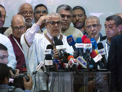 El líder de los islamistas del Partido Justicia y Desarrollo (PJD), Abdelilá Benkirán, se dirige a la prensa tras los primeros resultados de las legislativas del 7 de octubre de 2016.