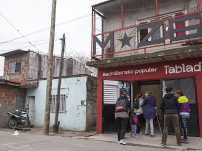 El Movimiento 26 de Junio (M26), una organización social, montó una escuela para adultos en uno de los barrios más peligrosos de Rosario, Tablada.