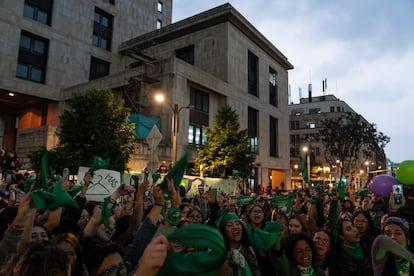 Personas celebran el aniversario de la despenalización del aborto hasta la semana 24 al frente de la Corte Suprema de Justicia en Bogotá, el 21 de febrero de 2023.