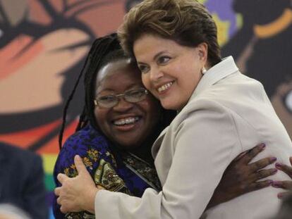 Rousseff abraza a la presidenta de la federación de empleadas del hogar.