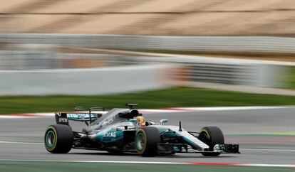 El británico Lewis Hamilton pilota su monoplaza en el circuito de Cataluña, en Montmeló.