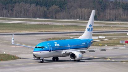 Un avión de KLM, en pista.