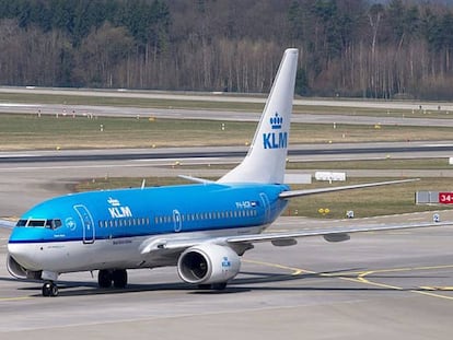 Un avión de KLM, en pista.