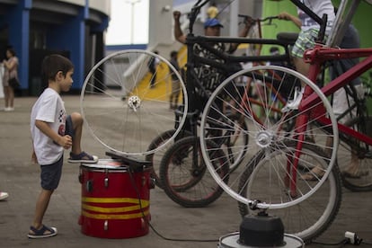 Un niño mira unas ruedas en una exposición del Foro Mundial de la Bicicleta en Lima.