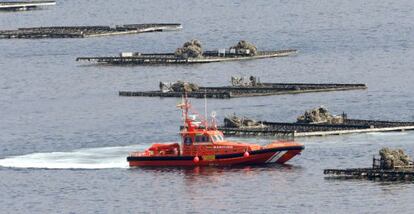 Un barco de salvamento marítimo llega al lugar del suceso