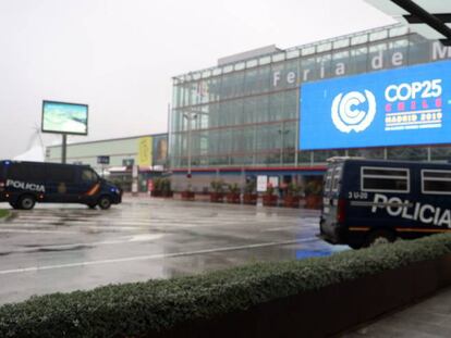 Vehículos policiales estacionados en una de las entradas a la Cumbre del Clima que arranca este lunes en Madrid.