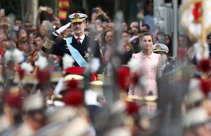 Los Reyes a su llegada al desfile.