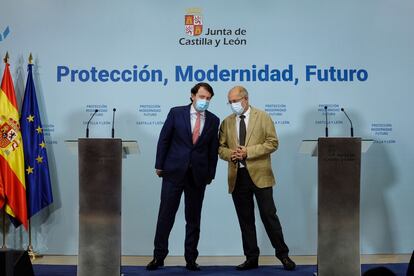 El presidente de la Junta de Castilla y León, Alfonso Fernández Mañueco (izquierda), y el vicepresidente, Francisco Igea, en una rueda de prensa para hacer balance de los dos años de legislatura a principios de septiembre.