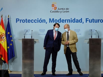 El presidente de la Junta de Castilla y León, Alfonso Fernández Mañueco (izquierda), y el vicepresidente, Francisco Igea, en una rueda de prensa para hacer balance de los dos años de legislatura a principios de septiembre.