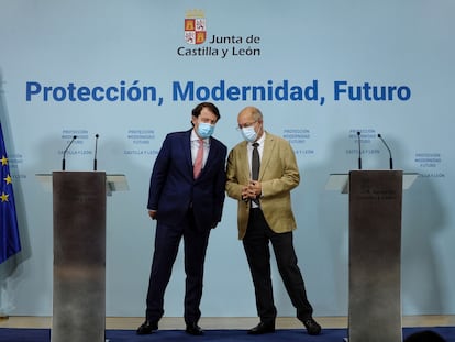 El presidente de la Junta de Castilla y León, Alfonso Fernández Mañueco (izquierda), y el vicepresidente, Francisco Igea, en una rueda de prensa para hacer balance de los dos años de legislatura a principios de septiembre.