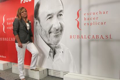 La directora de la campaña electoral socialista, Elena Valenciano, tras la reunión de ayer.