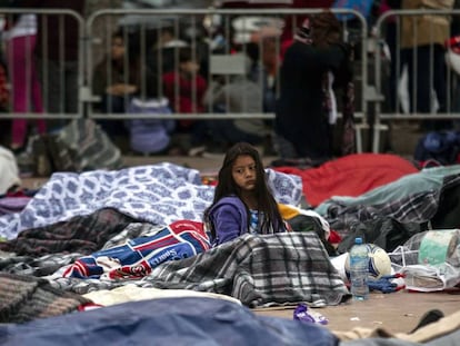 Emigrantes de la caravana de centroamericanos duermen al raso a la espera de poder ser recibidos por la policía de EE UU.