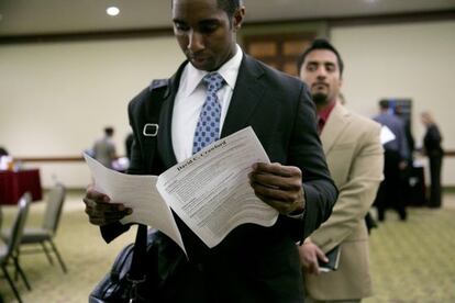 Un aspirante a un empleo hace cola en una feria laboral en Arlington, Virginia.