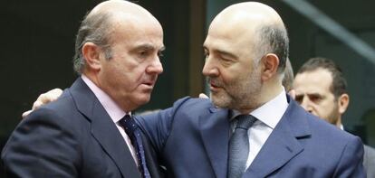 El ministro Luis de Guindos (i) conversa con el comisario europeo Pierre Moscovici, el 14 de enero.