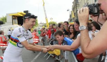 Tony Martin saluda a los aficionados, en la meta de Périgueux.