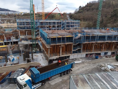 Obras de construcción de viviendas en Bilbao.