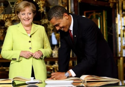 Barack Obama signant amb l'esquerra en Dresden.