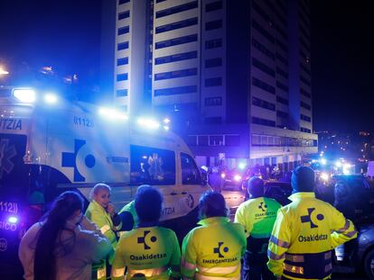 Equipos de emergencia frente al bloque de viviendas del barrio de Capuchinos de Errenteria (Gipuzkoa), que ha resultado incendiado esta Nochevieja.