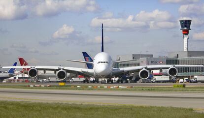 Un avión estacionado frente a la terminal T-5 del aeropuerto de Heathrow, en Londres, construida y propiedad de BAA, filial de la española Ferrovial.