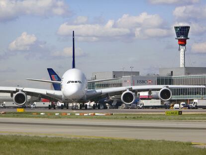 Un avión estacionado frente a la terminal T-5 del aeropuerto de Heathrow, en Londres, construida y propiedad de BAA, filial de la española Ferrovial.