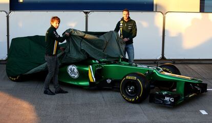 El francs Charles Pic (izquierda) y el holands Giedo van der Garde descubren en el circuito de Jerez el nuevo CT03 de la escudera Caterham.